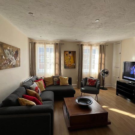 Yeovil Town Centre - Large 2 Bedroom Apt With Parking 外观 照片