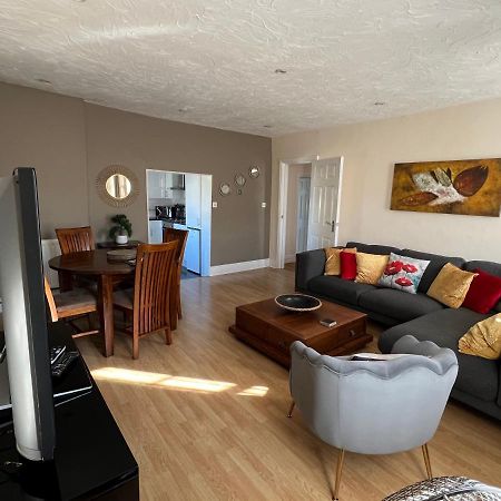 Stay In Yeovil Town Centre, Large 2 Bd Apt With Parking, Sleeps 4 外观 照片