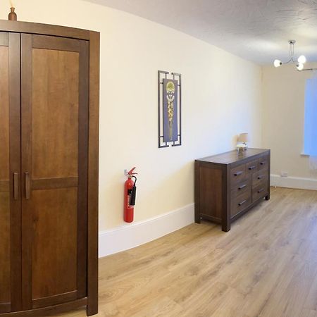Stay In Yeovil Town Centre, Large 2 Bd Apt With Parking, Sleeps 4 外观 照片