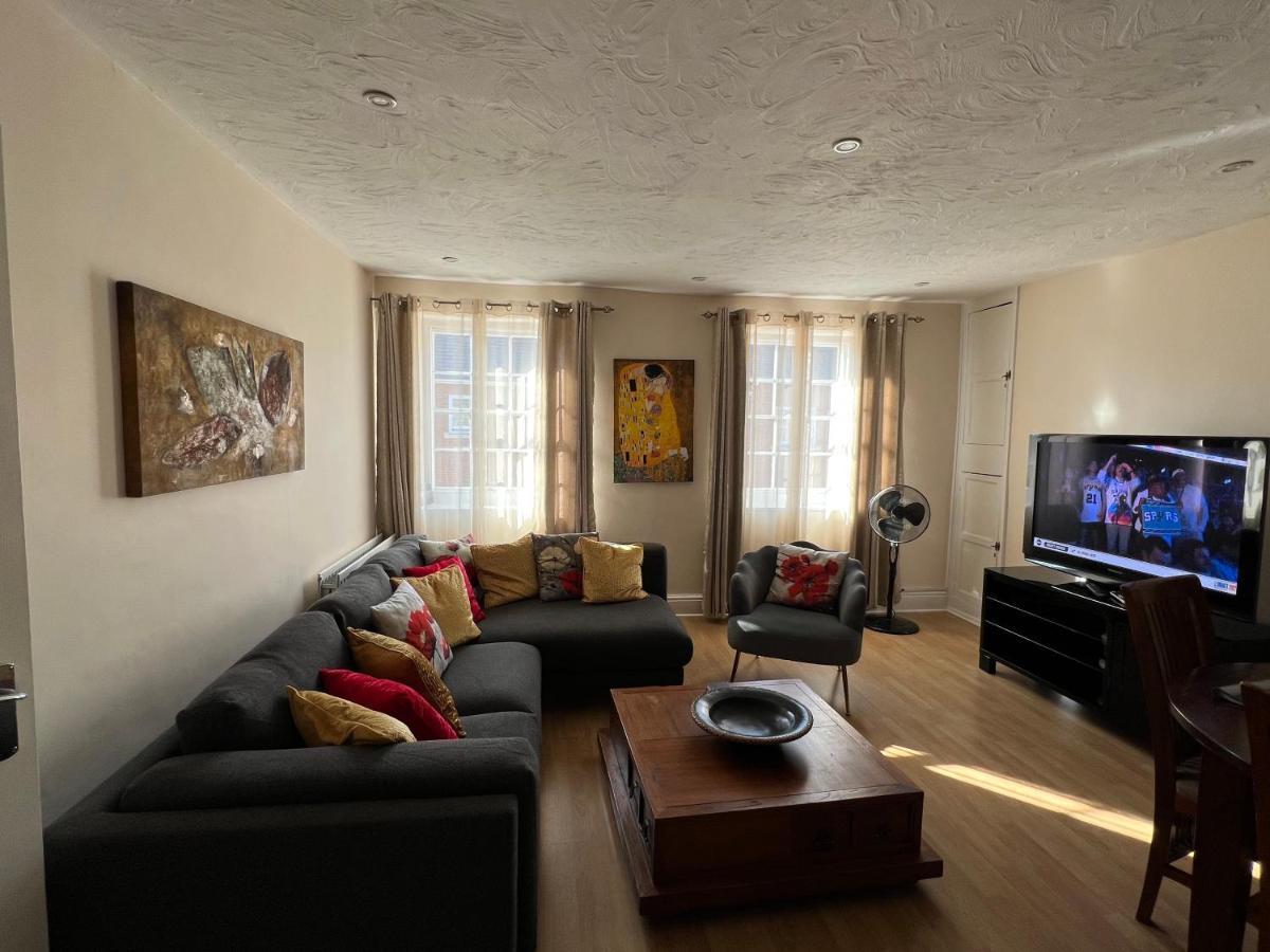 Stay In Yeovil Town Centre, Large 2 Bd Apt With Parking, Sleeps 4 外观 照片