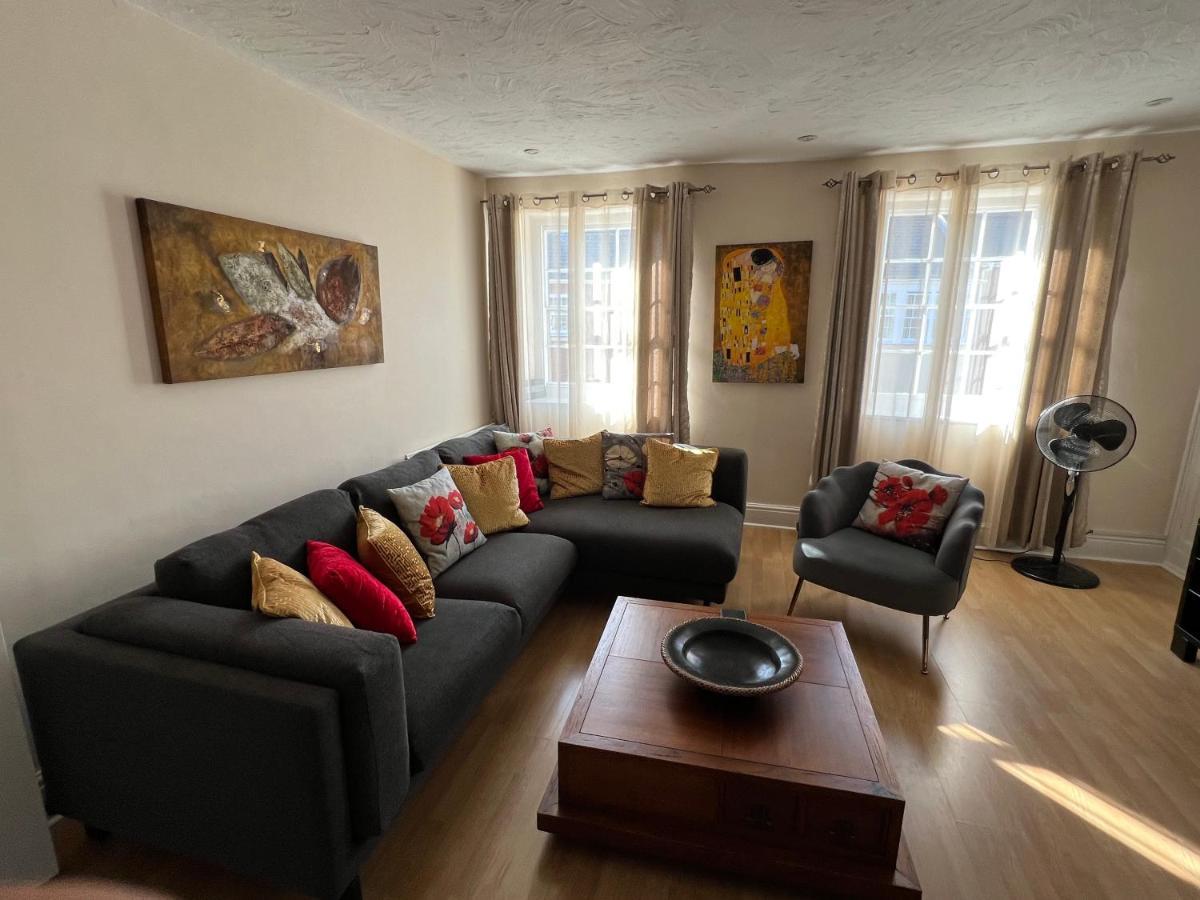 Stay In Yeovil Town Centre, Large 2 Bd Apt With Parking, Sleeps 4 外观 照片