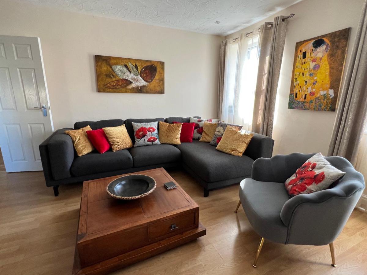 Stay In Yeovil Town Centre, Large 2 Bd Apt With Parking, Sleeps 4 外观 照片