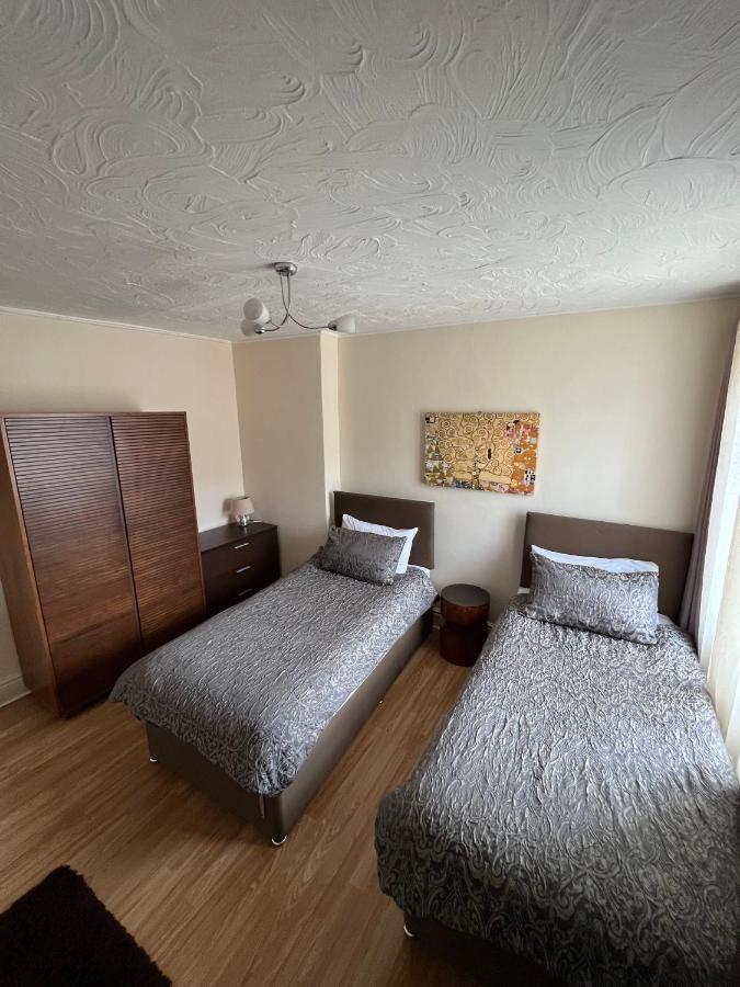 Stay In Yeovil Town Centre, Large 2 Bd Apt With Parking, Sleeps 4 外观 照片