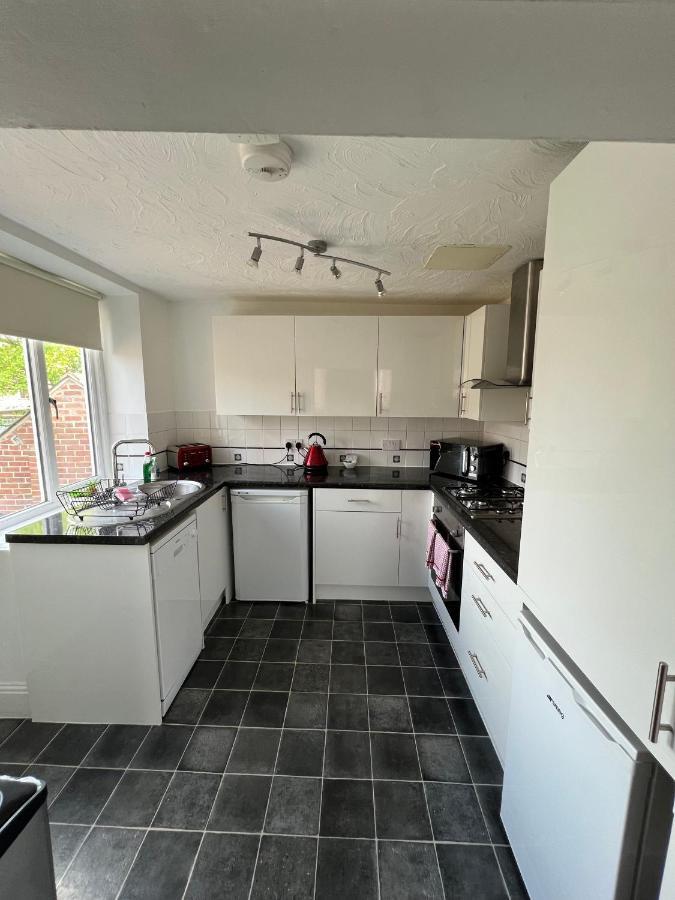 Stay In Yeovil Town Centre, Large 2 Bd Apt With Parking, Sleeps 4 外观 照片