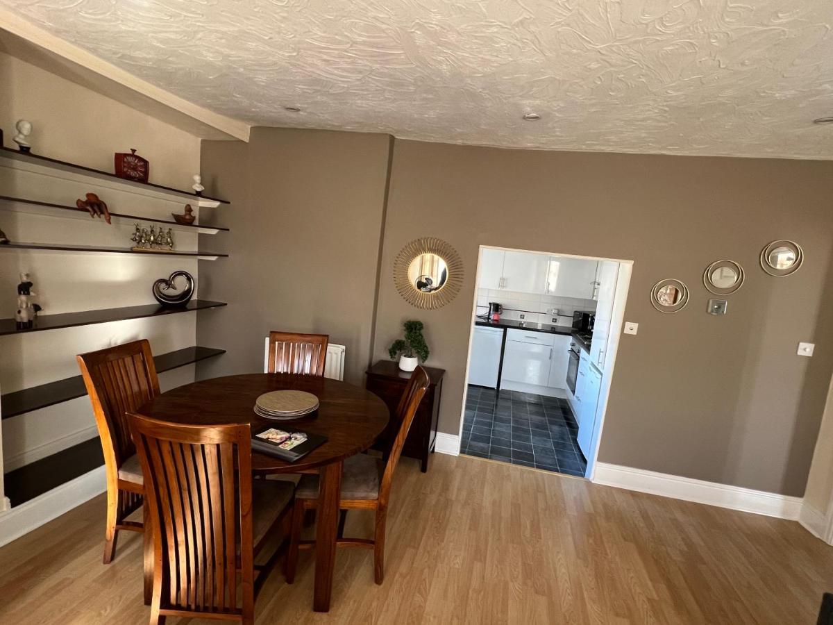 Stay In Yeovil Town Centre, Large 2 Bd Apt With Parking, Sleeps 4 外观 照片