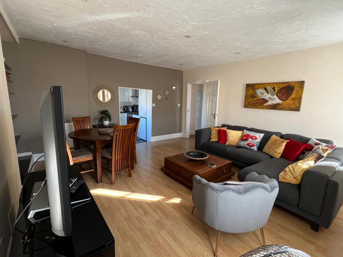 Stay In Yeovil Town Centre, Large 2 Bd Apt With Parking, Sleeps 4 外观 照片