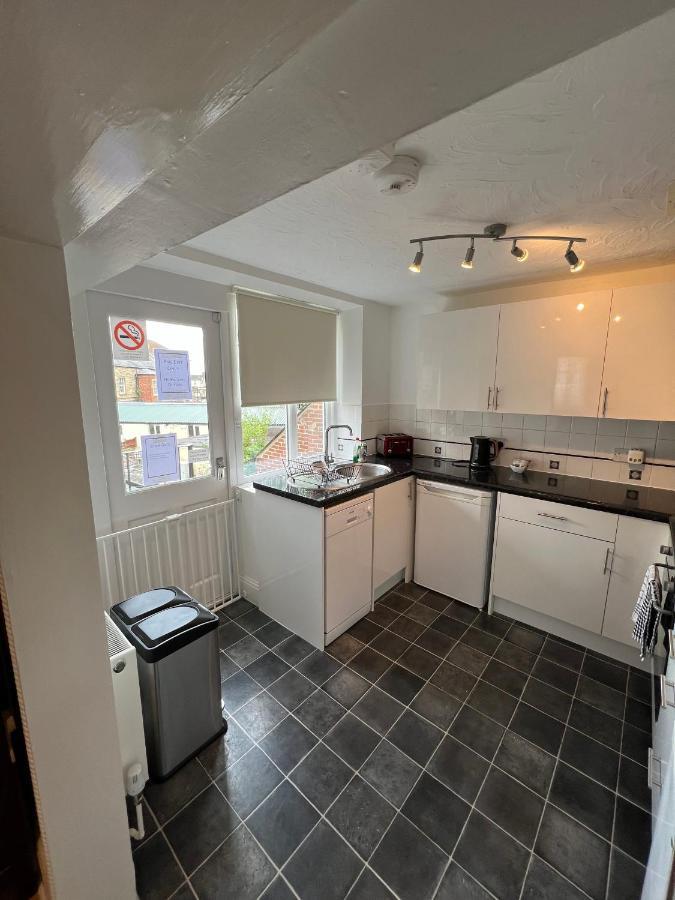 Stay In Yeovil Town Centre, Large 2 Bd Apt With Parking, Sleeps 4 外观 照片