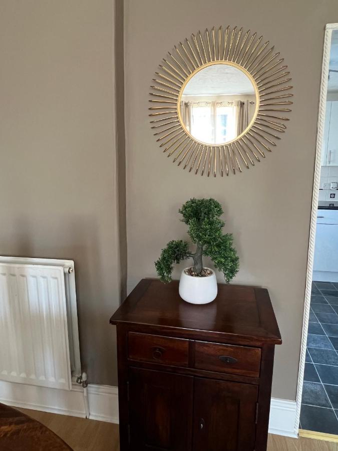 Stay In Yeovil Town Centre, Large 2 Bd Apt With Parking, Sleeps 4 外观 照片