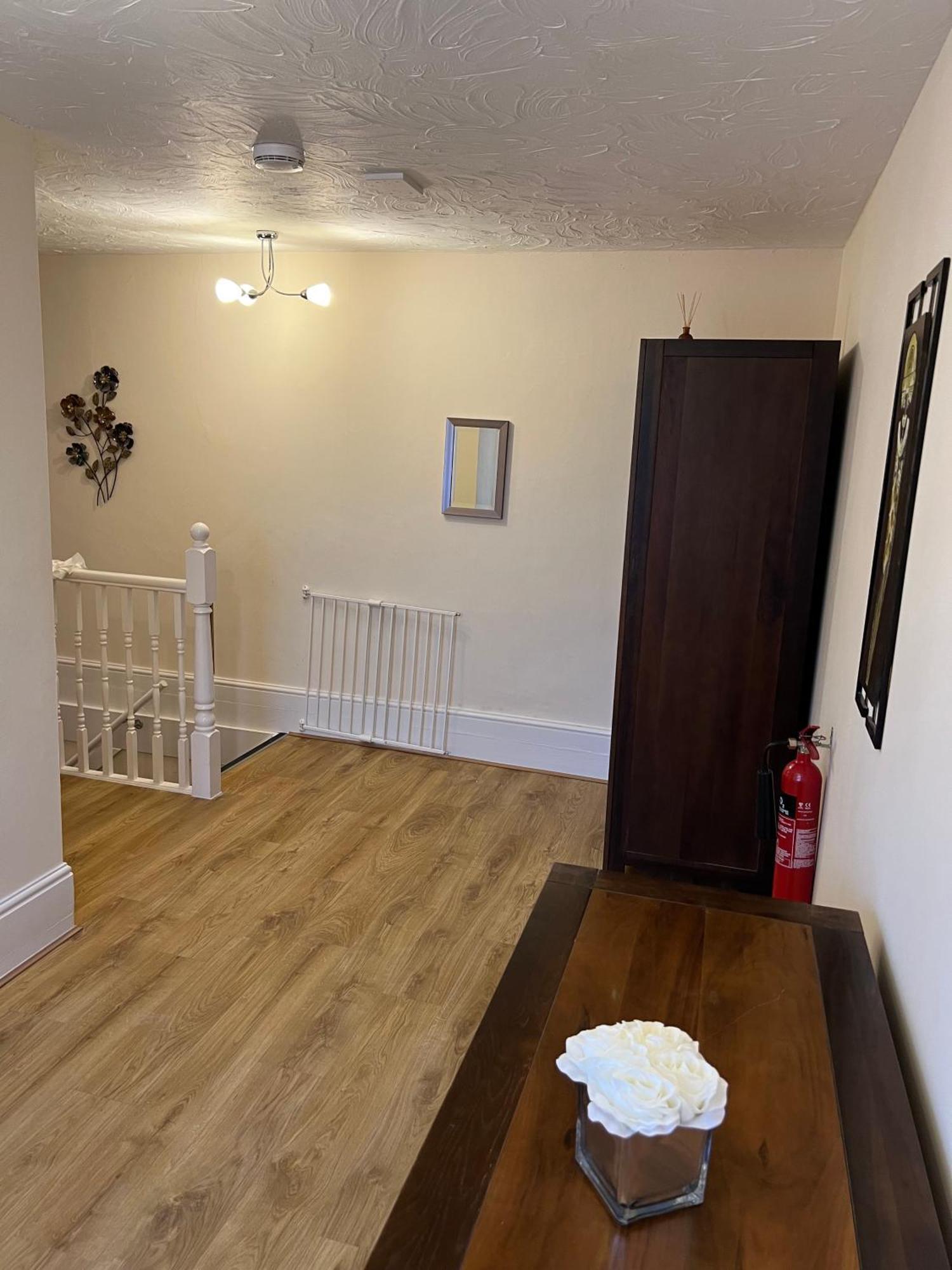 Stay In Yeovil Town Centre, Large 2 Bd Apt With Parking, Sleeps 4 外观 照片