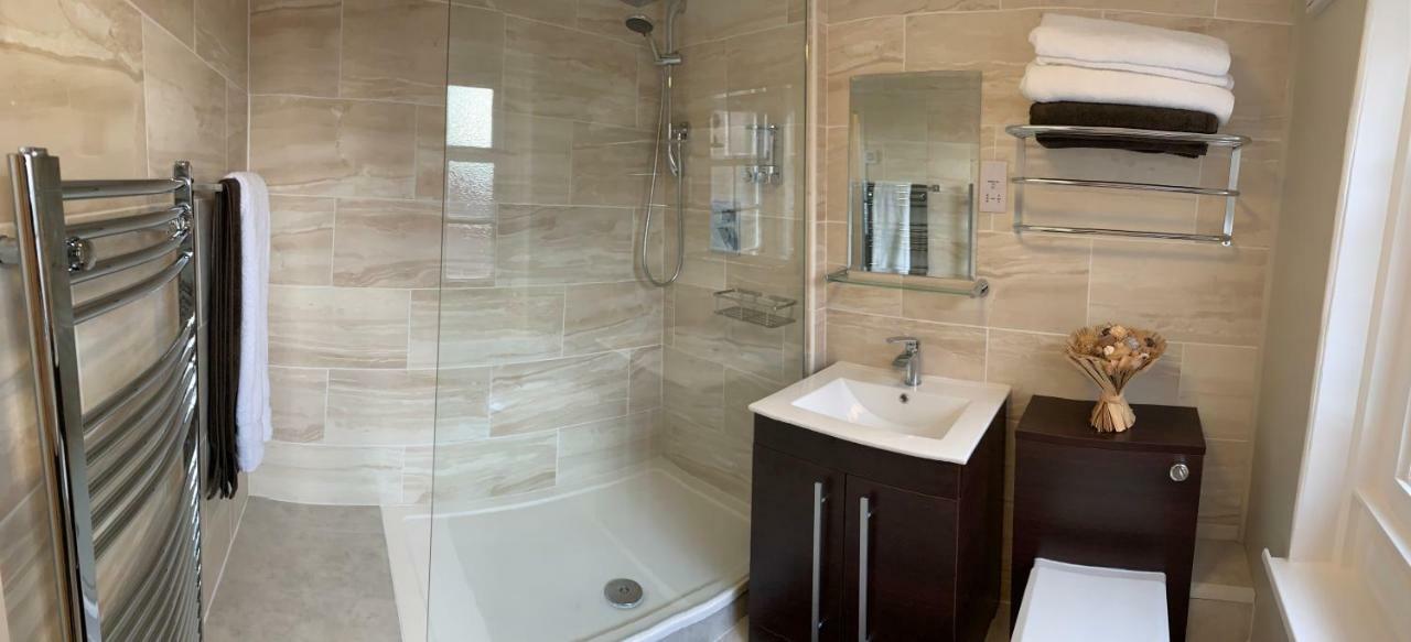 Stay In Yeovil Town Centre, Large 2 Bd Apt With Parking, Sleeps 4 外观 照片