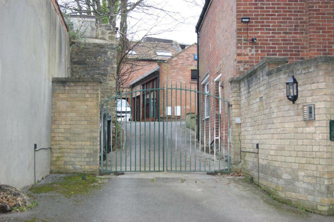 Stay In Yeovil Town Centre, Large 2 Bd Apt With Parking, Sleeps 4 外观 照片